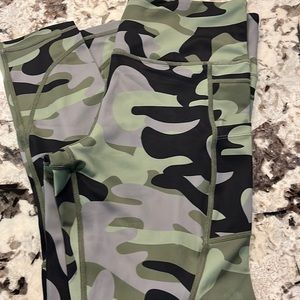 Zyia Green Camo Light n right high rise 7/8 legging size 8-10